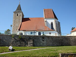 Hofstetten-Grünau, Pfarrkirche hl. Georg, roman. Saalbau, in Spätgotik auf dreischiffig erweitert